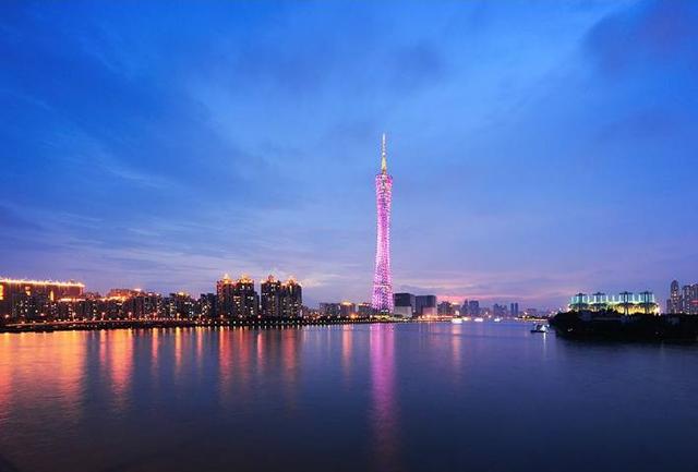 繁华都市中的沉思，广东老茶馆里的岁月静好
